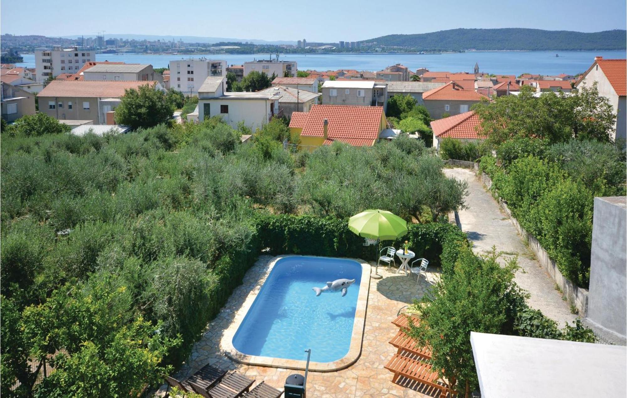 Amazing Apartment In Kastel Sucurac With Kitchen Kaštela Екстериор снимка