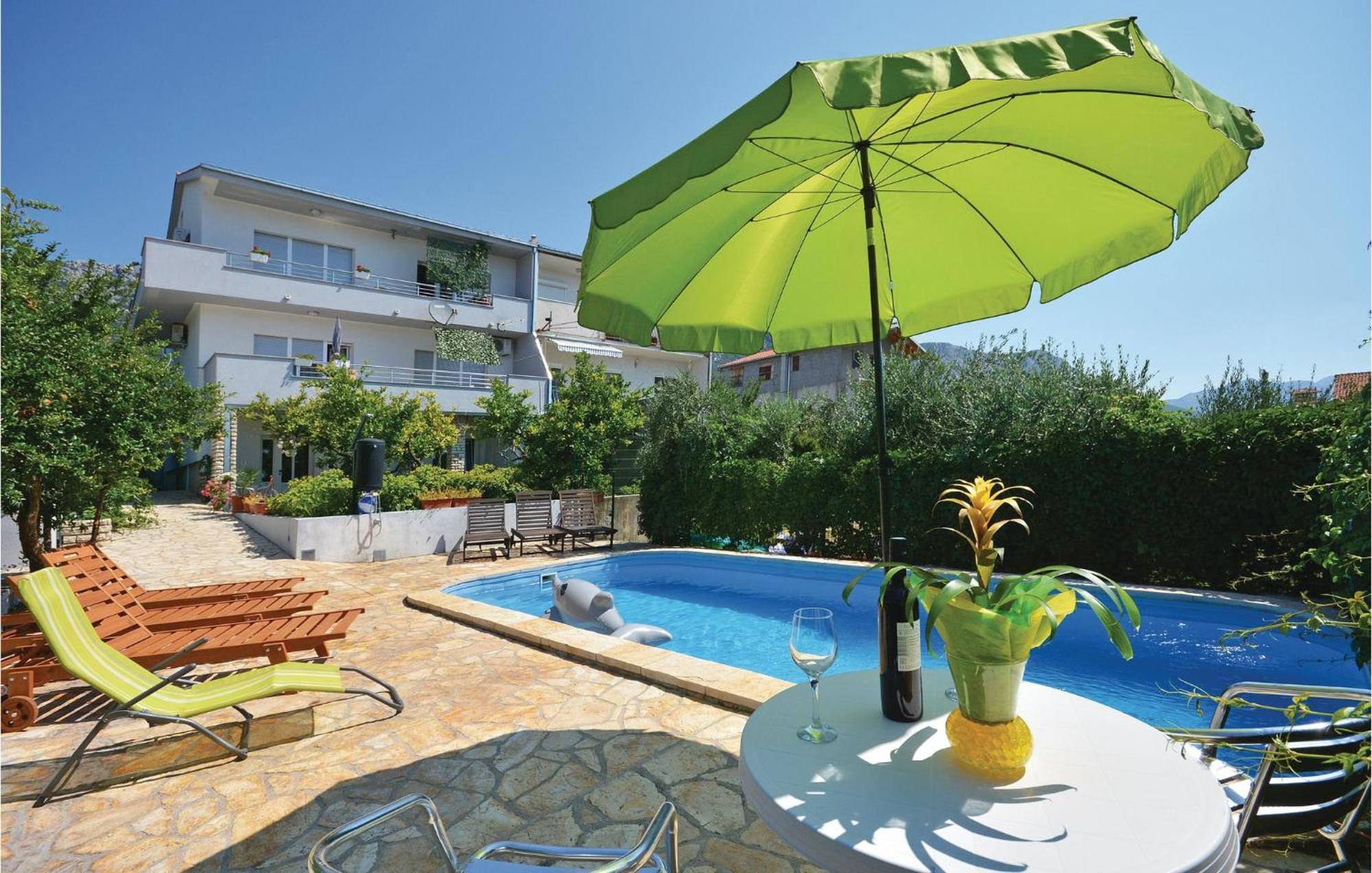 Amazing Apartment In Kastel Sucurac With Kitchen Kaštela Екстериор снимка